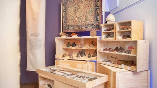 Weltläufig: Die  Sonderausstellung «Betörend verstörend» im Rätischen Museum» umfasst eine Vielzahl von Objekten, darunter auch Schuhe aus dem alten Japan-