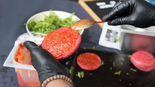 Fastfood ohne Fleisch: Ein Burger aus rein pflanzlichen Produkten wird am Festival «vegifest Chur 2019» zubereitet.
