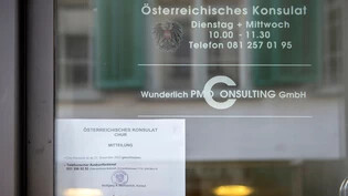 Das letzte Konsulat von Chur: Ein an der Tür angebrachtes Dokument informiert über die Schliessung des Konsulats an der Oberen Gasse 41.