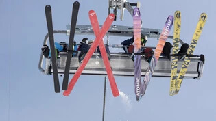 «Skis crossed»: In Elm kann der Schabell-Sessellift wieder Skifahrer und Snowboarderinnen transportieren. Für die restlichen Lifte braucht es aber noch mehr Schnee.