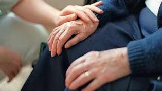 Helfende Hand: Ein Auftrag von Grossrat Patrik Degiacomi setzt sich zum Ziel, dass pflegende Angehörige entlastet werden.