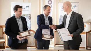 Glasfaser bis in die Wohnung: Martin Winteler (von links) und Martin Zopfi von den Technischen Betrieben Glarus sowie Markus Reber von der Swisscom besiegeln den Vertrag über den Ausbau des Glasfasernetzes in der Gemeinde Glarus.