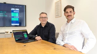 Künstliche Intelligenz im Alltag: Die Bündner Unternehmer Fabio Aresu von der Firma Markenkern AG (links) und Samuel Rhyner von der Werbeagentur Codecrush haben ein Chatbot für Tourismusdestinationen entwickelt. 