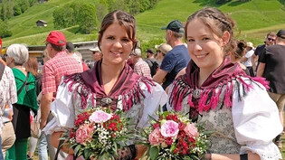 Blumen für die Spitzenschwinger: Die Ehrendamen Isabella Figi und Anna Bernet sind mit ihren Sträussen bereit.