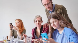 Pushnachricht von der Lehrperson: Die Kommunikation zwischen Eltern, Kindern und Schule läuft bald im ganzen Glarnerland über eine App. 