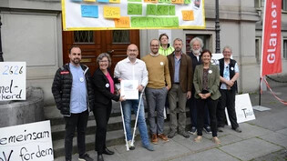2626 in 26 Tagen: Pendlerverein-Präsidentin Priska Müller Wahl (Zweite von links) übergibt Regierungsrat Kaspar Becker die ÖV-Petition mit einer «Rekordzahl» an Unterschriften.