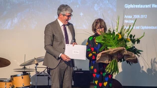 Politik trifft Kultur: Regierungsrat Jon Domenic Parolini übergibt den Bündner Kulturpreis an die Architektin Tilla Theus.