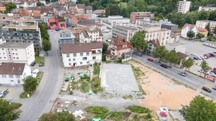 Wohnungen geplant, aber noch nicht im Bau: Die Fläche zwischen der Sägenstrasse (links) und der Kasernenstrasse (rechts) liegt seit Jahren brach. 