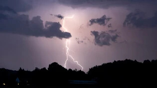 Schäden möglich: Ein Blitz erhellt den Nachthimmel. Empfindliche Geräte auch im Haushalt können Schaden nehmen.