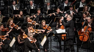 Zaubert gewohnheitsmässig mit dem Taktstock: Dirigent Philippe Bach führt die Kammerphilharmonie Graubünden beim vorweihnachtlichen Konzert im Theater Chur in magische Sphären.