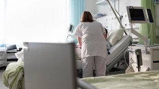 Weniger Personal kümmert sich um die Patientinnen und Patienten: Wegen den Entlassungen im Januar fehlt im Kantonsspital Glarus zurzeit Pflegepersonal.  