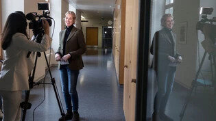 Vor der Kamera: Stephanie Hackethal, CEO des Kantonsspitals Glarus, gibt der Journalistin von TV Südostschweiz Auskunft.
