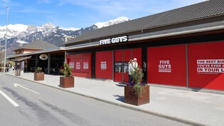 Lockt bald mit Burger, Pommes und Milchshakes: Am Montag, 18. März, eröffnet der amerikanische Burgerladen Five Guys in Landquart.