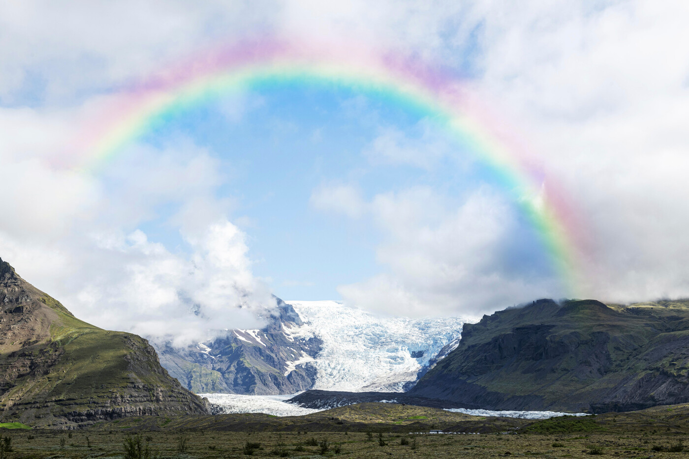 Alle Lichtfarben auf einmal: Regenbogen über einem Gletscher.