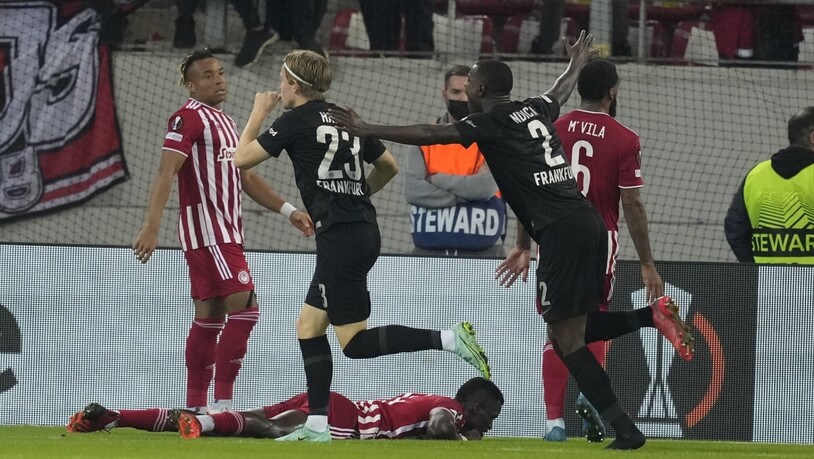 Eintracht Frankfurts Jens Hauge setzt nach seinem Siegtreffer in der 92. Minute zum Jubel an - sein Treffer bringt dem Bundesliga-Klub das Ticket für die K.o.-Phase ein