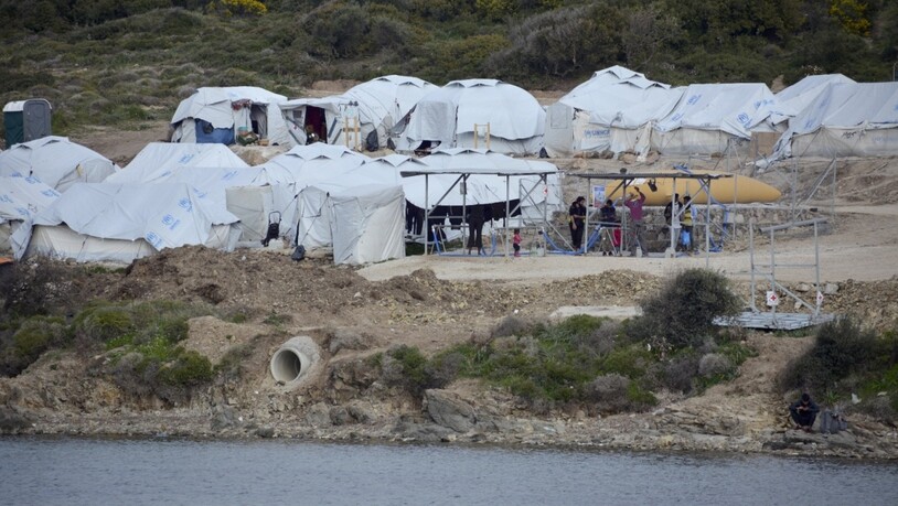 ARCHIV - Geflüchtete Menschen stehen im Flüchtlingslager Kara Tepe in der Nähe von Mytilini auf Lesbos vor Zelten. Foto: Panagiotis Balaskas/AP/dpa