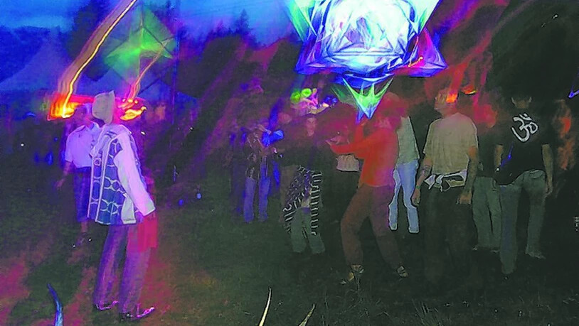 Bunte Laserlichte gehören zu den vielfältigen Dekorationen an Techno-Festivals.
