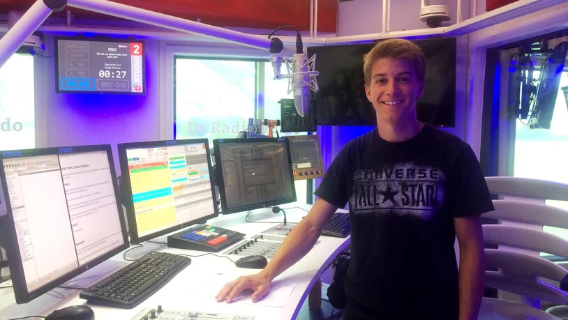 Der 18-jährige Gian-Andri Carl moderiert zum dritten Mal Live auf Radio Südostschweiz.