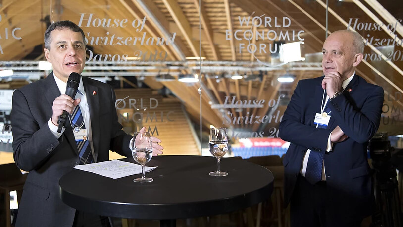 "Davos ist der Ort, wo sich die Welt trifft", sagte Aussenminister Ignazio Cassis (links) an der Eröffnung des "House of Switzerland". Die Vertreter "dieser Welt" können sich zum ersten Mal im Eishockeystadion in den Räumen des "House of Switzerland" mit…