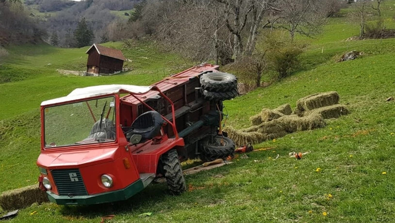 Ein 52-jähriger Landwirt kam beim Unfall mit dem Motorkarren ums Leben. Was genau geschah, wird von der Polizei untersucht.