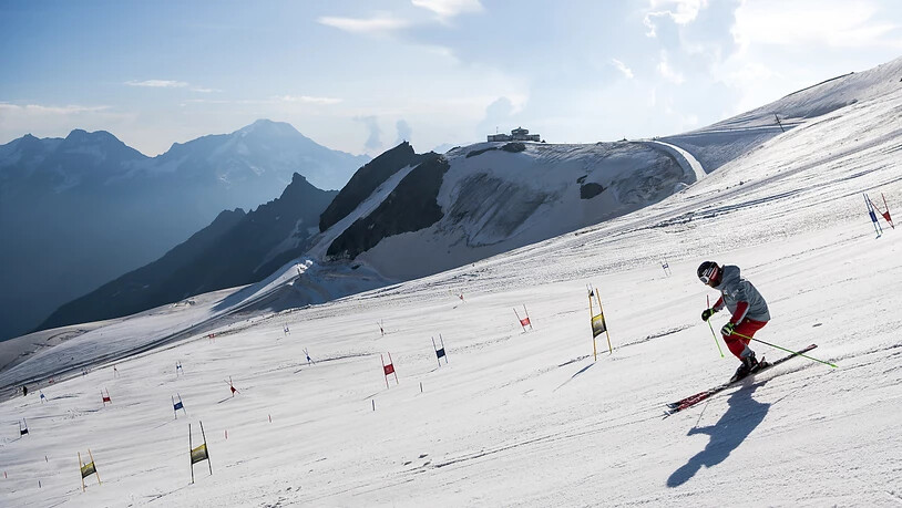 Trotz sengender Hitze im Tal trainierten Justin Murisier und seine Swiss-Ski-Kollegen am Donnerstag in Saas-Fee.