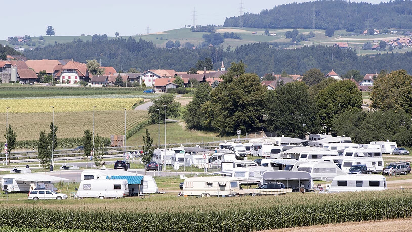 Der Hintergrund des Prozesses: Auf einem Feld bei Wileroltigen BE (hinten) hielten sich im Sommer 2017 bis zu 500 ausländische Fahrende auf. (Archivbild)