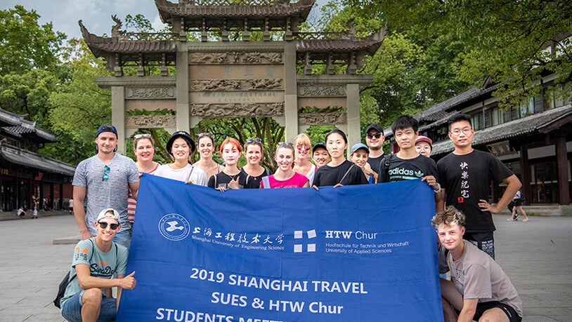 Studierende der FH Graubünden und der SUES in Shanghai