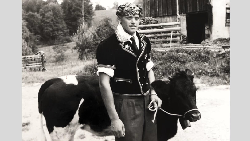 Karl Oberholzer posiert nach dem «Eidgenössischen» von 1958 in Freiburg mit dem gewonnenen Lebendpreis.