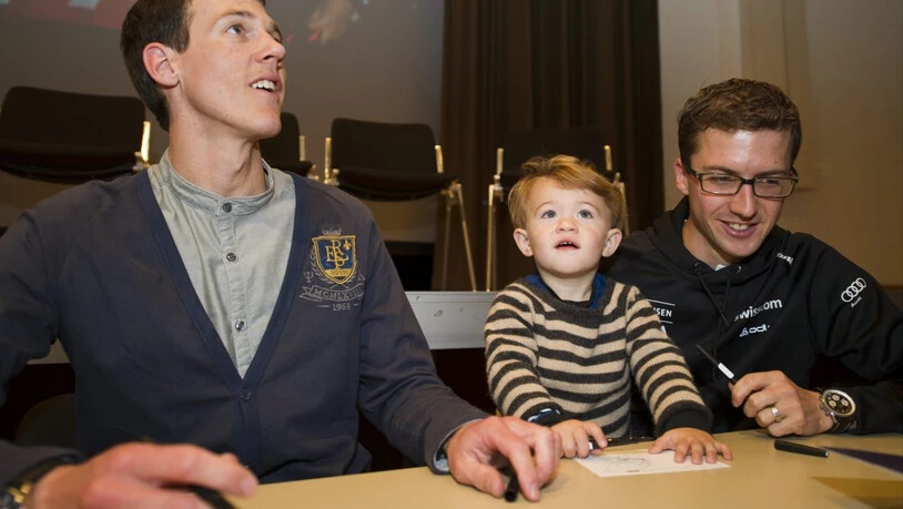 Andreas Küttel, sein Sohn Oliver und sein langjähriger Teamkollege Simon Ammann im Oktober 2011