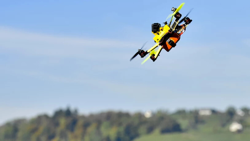 Ein Mann wurde Anfang Woche in Verbier VS von einer Drohne am Kopf verletzt. Ab 2021 soll in der Schweiz für das Steuern von Drohnen ab 250 Gramm eine Lizenz nötig sein.