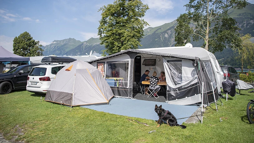 Auf Schweizer Campingplätzen, in Jugendherbergen oder Ferienwohnungen sind die Übernachtungen im zweiten Quartal eingebrochen. Zum Absturz hat der Corona-Lockdown geführt.(Symbolbild)