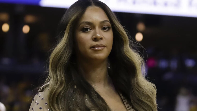 ARCHIV - Sängerin Beyonce geht während der ersten Hälfte von Spiel 3 der Basketball-NBA-Endrunde zwischen den Golden State Warriors und den Toronto Raptors in Oakland zu ihrem Platz. Foto: Ben Margot/AP/dpa