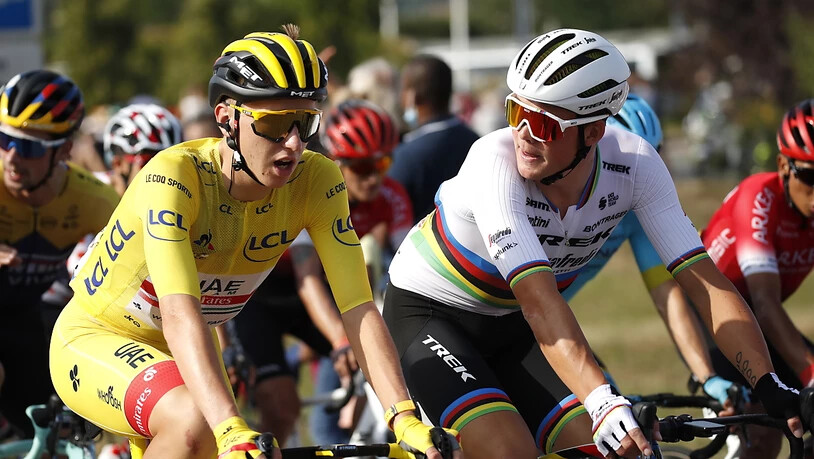 In der letzten Etappe der Tour de France geht es zumindest am Anfang stets gemütlich zu und her. Tadej Pogacar (links) im Gespräch mit Weltmeister Mads Petersen