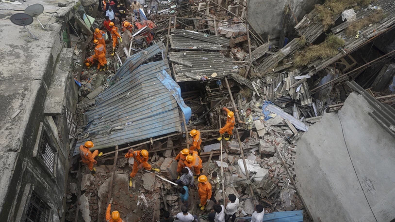 Rettungskräfte suchen nach Überlebenden nach dem Einsturz eines Wohngebäudes in Bhiwandi im Bezirk Thane, einem Vorort von Mumbai. Foto: Praful Gangurde/AP/dpa