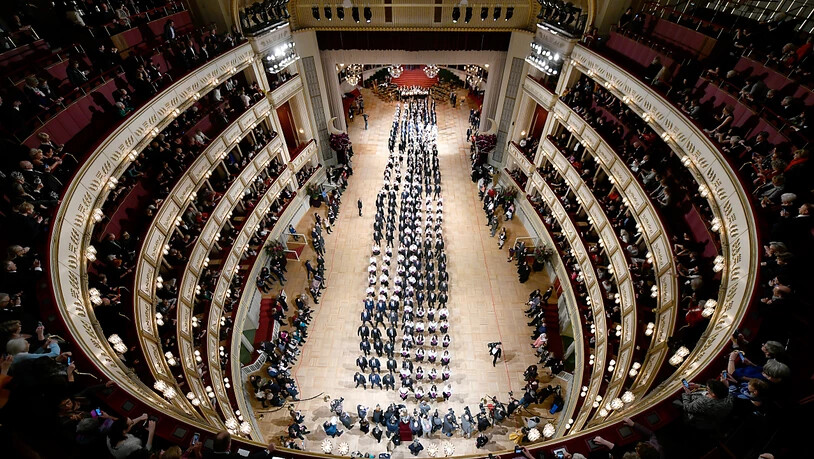 ARCHIV - Debütantenpaare befinden sich in der Wiener Staatsoper während der Generalprobe für den Opernball. Foto: Herbert Neubauer/APA/dpa