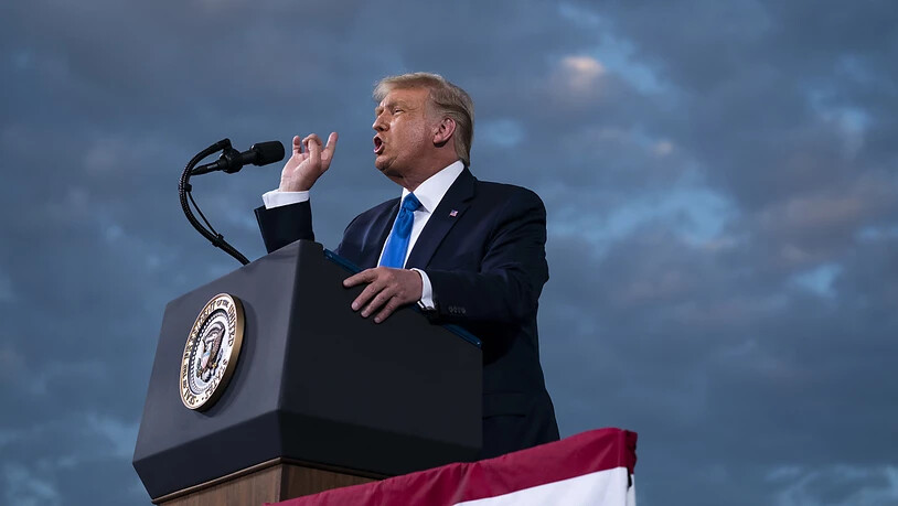 Donald Trump, Präsident der USA, spricht während einer Wahlkampfkundgebung auf dem Flughafen Cecil. Foto: Evan Vucci/AP/dpa