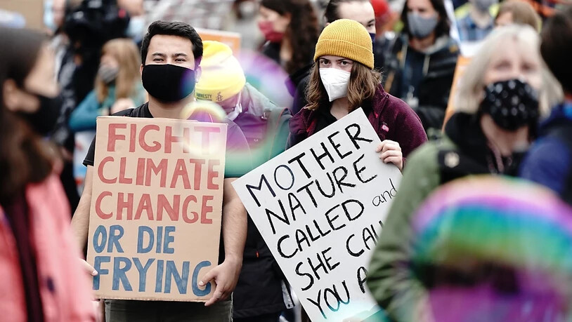 Aktivisten der Klimaschutzbewegung Fridays for Future demonstrieren im Rahmen eines internationalen Klimaprotesttages wieder für mehr Tempo im Kampf gegen die Klimakrise. Foto: Kay Nietfeld/dpa