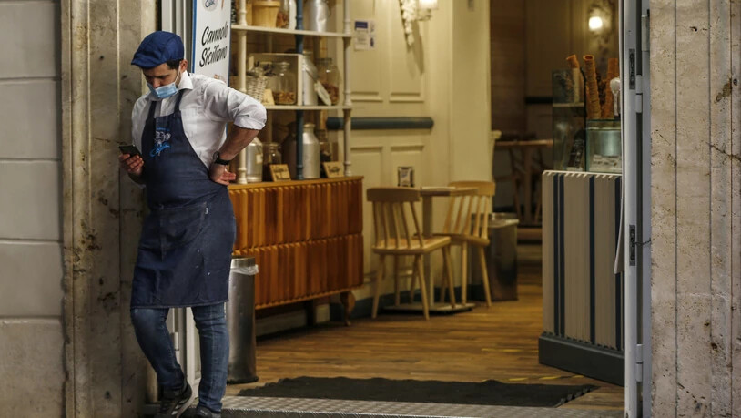 dpatopbilder - In Italien müssen landesweit alle Restaurants und Bars um 18 Uhr für Gäste schließen. Foto: Cecilia Fabiano/LaPresse/AP/dpa