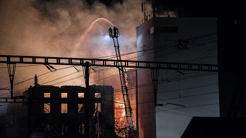 Am späten Montagnachmittag ging die Mühle von Maroggia am Luganersee in Flammen auf. Inzwischen ist der Brand unter Kontrolle.
