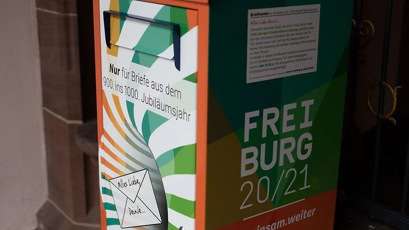 Ein Briefkasten, in den Freiburger Bürger Briefe an die Stadt Freiburg des Jahres 2120 einwerfen können, steht vor dem Rathaus der Stadt. Die Bürger sind aufgerufen, einen Brief zu schreiben, der erst in 100 Jahren zugestellt wird. Foto: Philipp von…