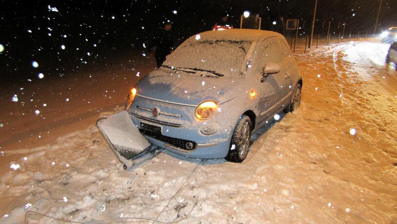 Der heftige Schneefall führte am Dienstagaend und in der Nacht auf Mittwoch zu Verkehrsunfällen.