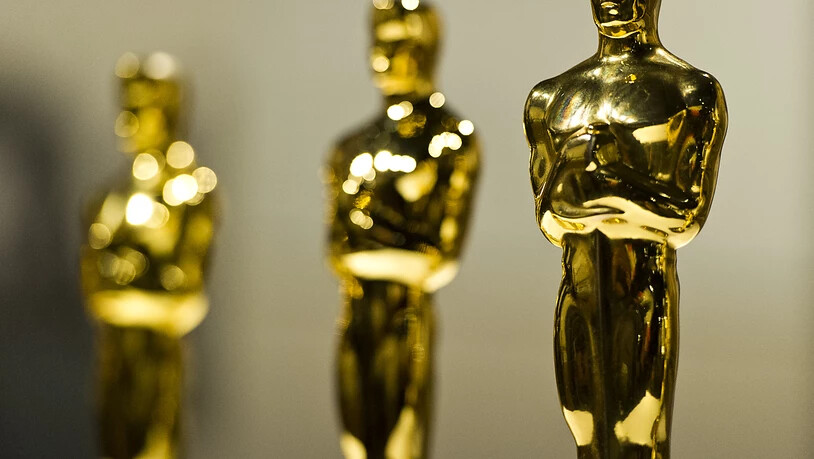 ARCHIV - Mehrere Oscars stehen im Deutschen Filmmuseum. Im Rahmen der Oscar-Verleihung Ende April sollen in diesem Jahr erstmals zwei Ehren-Oscars für humanitäre Verdienste vergeben werden. Foto: Nicolas Armer/dpa