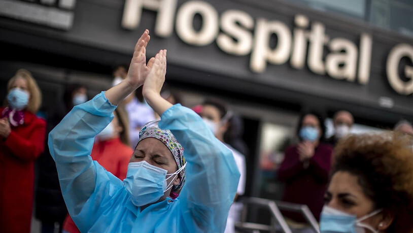 Mitarbeiter des Gesundheitswesens protestieren vor dem Krankenhaus La Paz in Madrid gegen Pläne der Madrider Behörden, das Personal zu zwingen, in andere Krankenhäuser umzuziehen. Foto: Manu Fernandez/AP/dpa