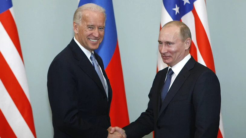 ARCHIV - Der damalige US-Vizepräsident Joe Biden (l) und der russische Präsident Wladimir Putin bei einem Treffen im Jahr 2011. Foto: Alexander Zemlianichenko/AP/dpa