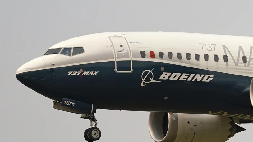 Das Flugzeug Boeing 737 Max hat von der europäischen Luftfahrtbehörde EASA grünes Licht bekommen, wieder zu fliegen. Boeing musste bei den Jets nach zwei Abstürzen Verbesserungen vornehmen. (Symbolbild)