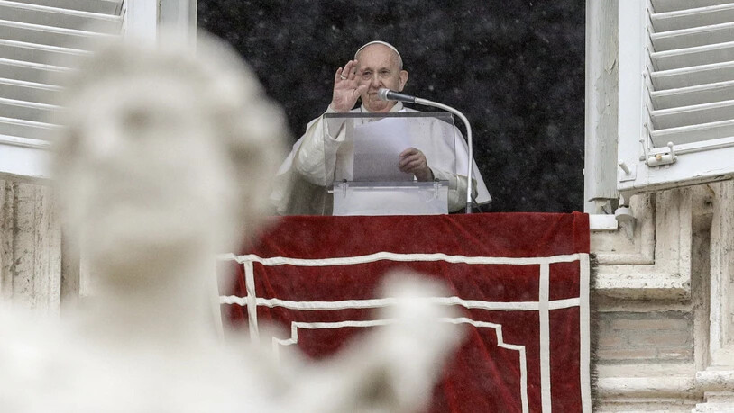 Papst Franziskus erteilt von seinem Atelierfenster mit Blick auf den Petersplatzseinen Segen. Foto: Gregorio Borgia/AP/dpa