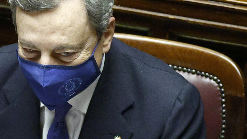 ARCHIV - Italiens Ministerpräsident Mario Draghi trägt während einer Sitzung im Parlament eine Mund-Nasen-Bedeckung. Foto: Guglielmo Mangiapane/Reuters Pool/AP/dpa