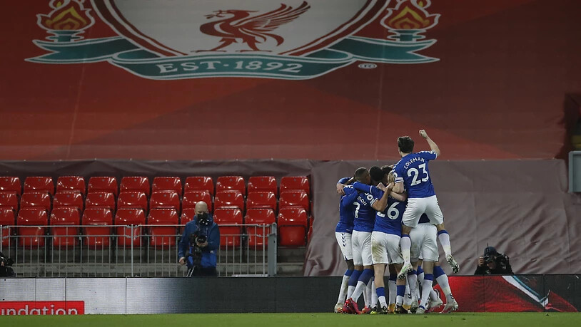 Die Spieler von Everton feiern vor dem Logo von Liverpool: Erstmals seit 1999 siegt Everton im Stadtderby wieder in der Heimstätte des Gegners