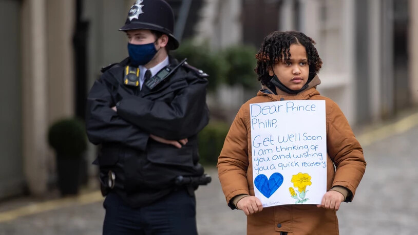 Der zehnjährige Twanna Helmy aus London wünscht Prinz Philip mit einem Plakat baldige Genesung. Foto: Dominic Lipinski/PA Wire/dpa