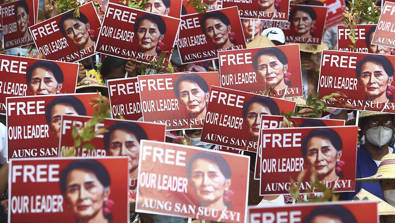 Die Protestgruppen in Myanmar fordern die sofortige Freilassung der ehemaligen Regierungschefin Aung San Suu Kyi.